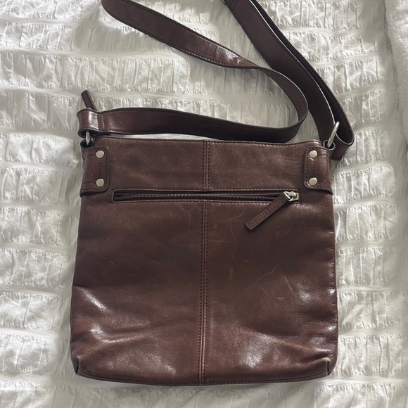 Danier Elegant Brown Leather Messenger Bag with Silver Hardware - Picture 3 of 15